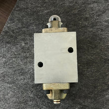 Load image into Gallery viewer, Parker 987601 Hydraulic Valve

