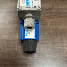 Load image into Gallery viewer, Vickers DG4V-3-2A-M-G-40 Directional Control Valve 989762
