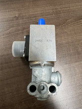 Load image into Gallery viewer, Bendix K036918 TR-3 Traction Relay Valve
