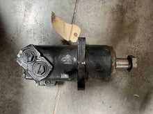 Load image into Gallery viewer, EATON CHAR-LYNN 113-1121-006 HYDRAULIC MOTOR USED
