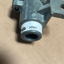 Load image into Gallery viewer, Bendix Air Brake 283321 DC-4 Double Check Valve
