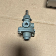 Load image into Gallery viewer, Bendix Air Brake 276567 PP-1 Valve Control for Mack
