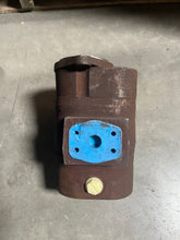 Load image into Gallery viewer, Danfoss 163D1186 Hydraulic Motor for Bobcat NOS
