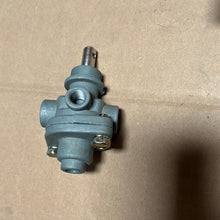 Load image into Gallery viewer, Bendix Air Brake 276567 PP-1 Valve Control for Mack
