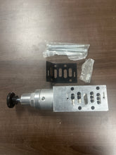 Load image into Gallery viewer, Norgren RM3A-8B ISO3 pressure regulator
