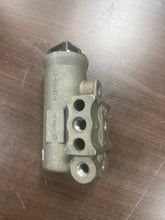 Load image into Gallery viewer, Bendix Brake 5001808 Governor D-2
