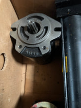 Load image into Gallery viewer, EATON 222AD00026A GEAR PUMP 549-1679-031
