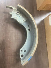 Load image into Gallery viewer, Bendix 316891 Brake Shoe 2530-00-425-2807 Huber 100092
