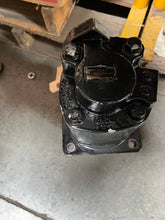 Load image into Gallery viewer, EATON CHAR-LYNN 113-1121-006 HYDRAULIC MOTOR USED
