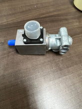 Load image into Gallery viewer, Bendix K036918 TR-3 Traction Relay Valve
