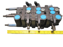 Load image into Gallery viewer, Vickers 02-101222 3 Spool Control Valve

