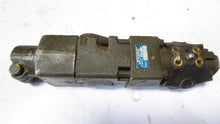 Load image into Gallery viewer, VICKERS Linear, Directional Control Valve 327054 Model SV200-300Z111-041
