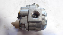 Load image into Gallery viewer, Robertshaw 700-055 700 Series Gas Valve 3D3502978
