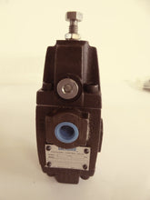 Load image into Gallery viewer, Vickers Hyd. RCT-03-D4-30 Pressure Control Valve
