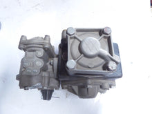 Load image into Gallery viewer, Wabco 592747 Gear Pump 592509
