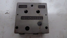 Load image into Gallery viewer, Danfoss 157B6633 Hydraulic Valve Accessory Manifold
