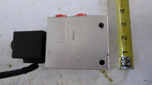Load image into Gallery viewer, Parker 080601, 43152 Y Hydraulic Manifold Valve
