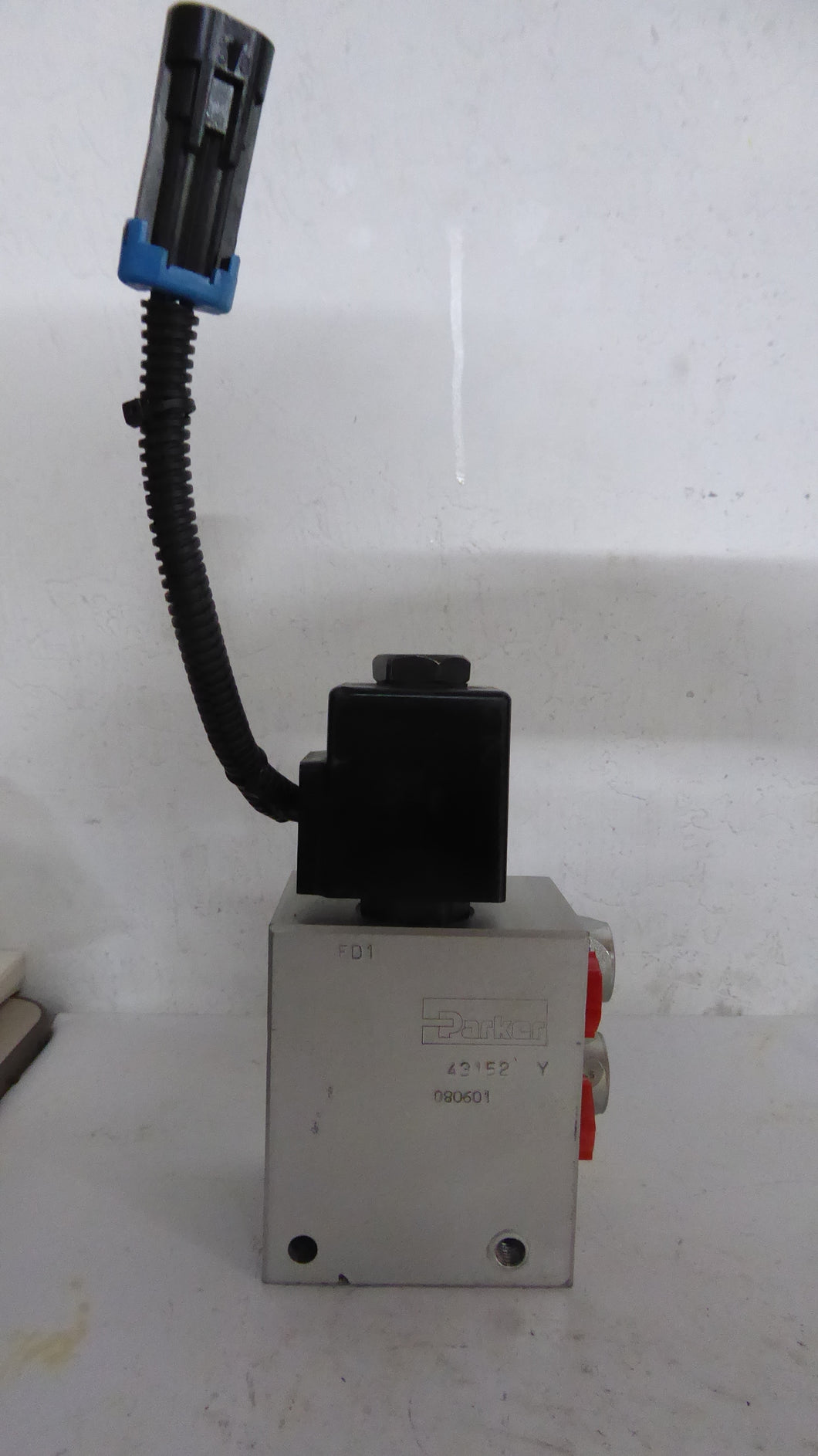 Parker 080601, 43152 Y Hydraulic Manifold Valve