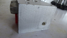 Load image into Gallery viewer, Parker 080601, 43152 Y Hydraulic Manifold Valve
