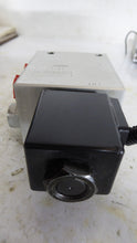 Load image into Gallery viewer, Parker 080601, 43152 Y Hydraulic Manifold Valve
