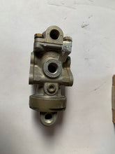 Load image into Gallery viewer, 2R0616 - Cat Tractor - Brake Valve, Bendix 227661
