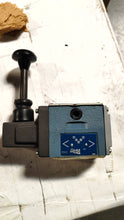 Load image into Gallery viewer, VM12M-4F-GX-10-A - Continental Hyd. - Directional Control Valve
